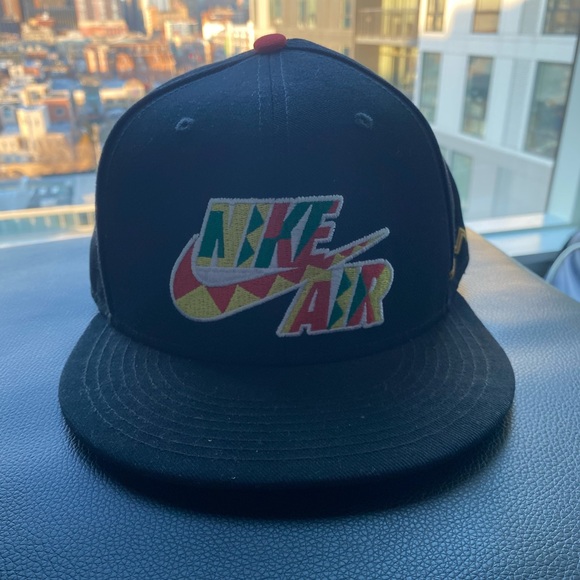 Nike Air flat brim snap-back.